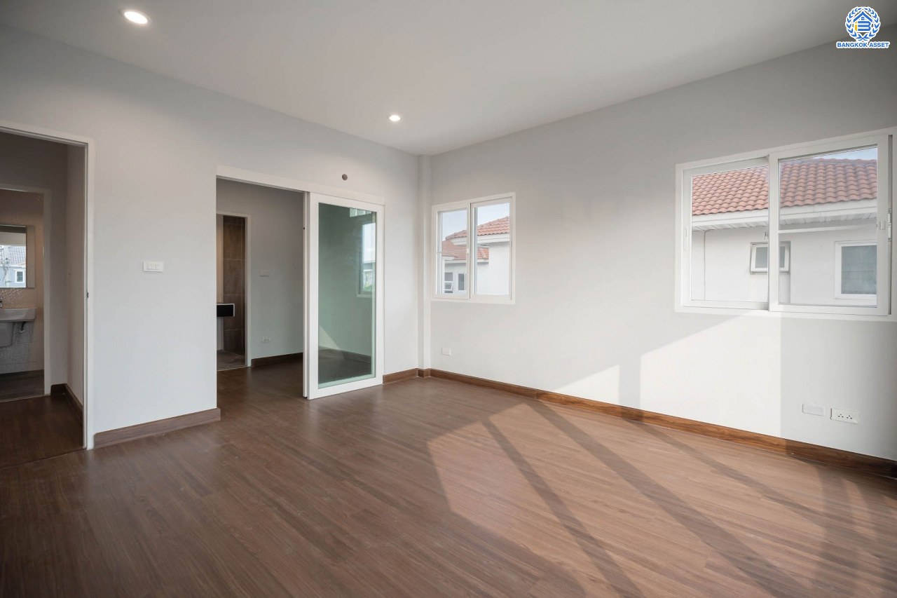 บ้านมือสองตกแต่งใหม่ โครงการ ศุภาลัยการ์เด้นวิลล์ แจ้งวัฒนะ-หลักสี่ เนื้อที่กว่า 63.7 ตร.ว. ฟังก์ชันครบ 3 ห้องนอน 3 ห้องน้ำ 2 ที่จอดรถ บ้านสวย พร้อมเข้าอยู่ ตอบโจทย์ทุกครอบครัว บนทำเลเดินทางสะดวก เข้าสู่ใจกลางเมืองได้อย่างสะดวกสบาย ใกล้ทางด่วนศรีสมานและรถไฟฟ้าสายสีแดง "สถานีดอนเมือง"